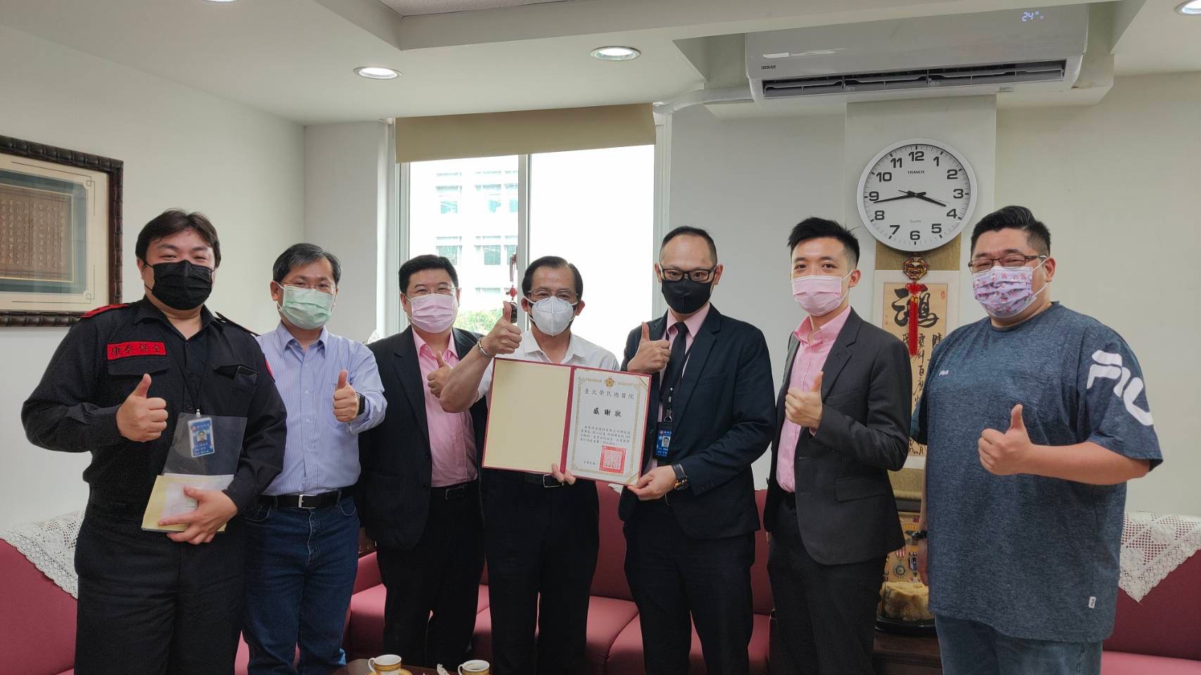 康泰保全股份有限公司-譚董事長捐贈100台輪椅致臺北榮民總醫院