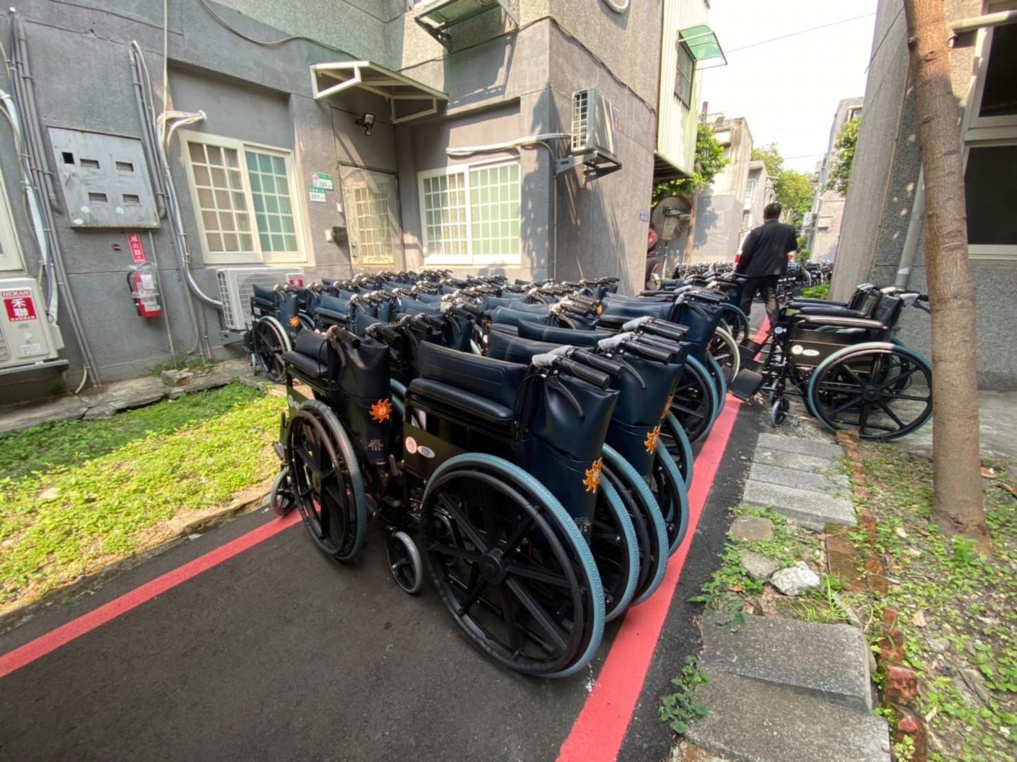 康泰保全股份有限公司-譚董事長捐贈100台輪椅致臺北榮民總醫院