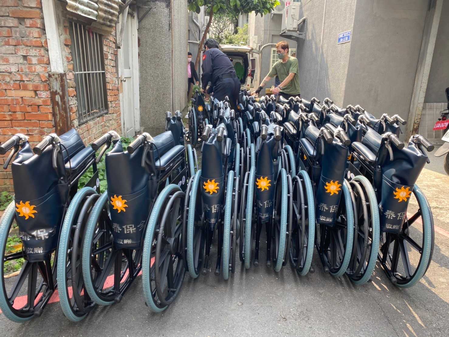 康泰保全股份有限公司-譚董事長捐贈100台輪椅致臺北榮民總醫院