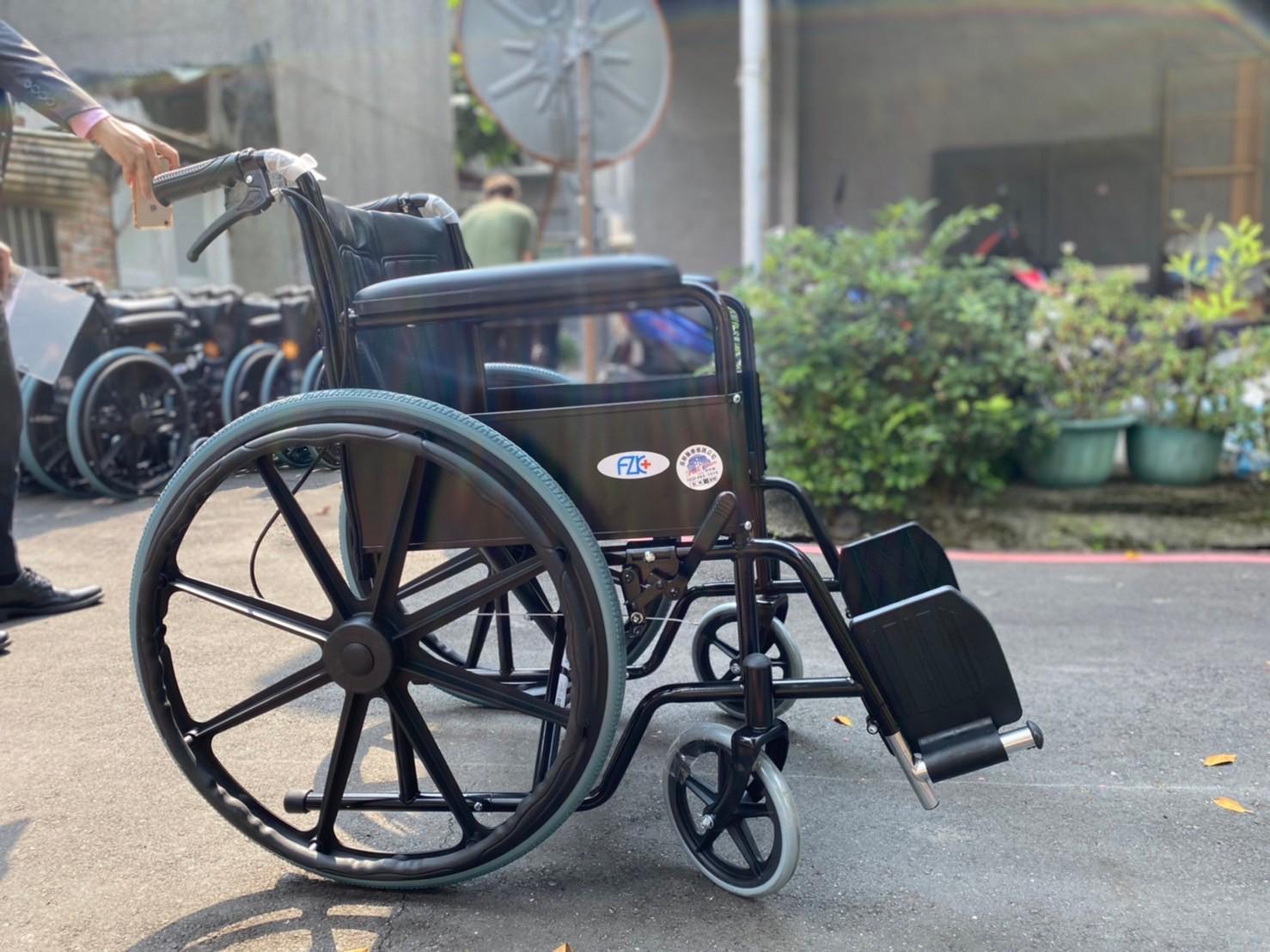 康泰保全股份有限公司-譚董事長捐贈100台輪椅致臺北榮民總醫院