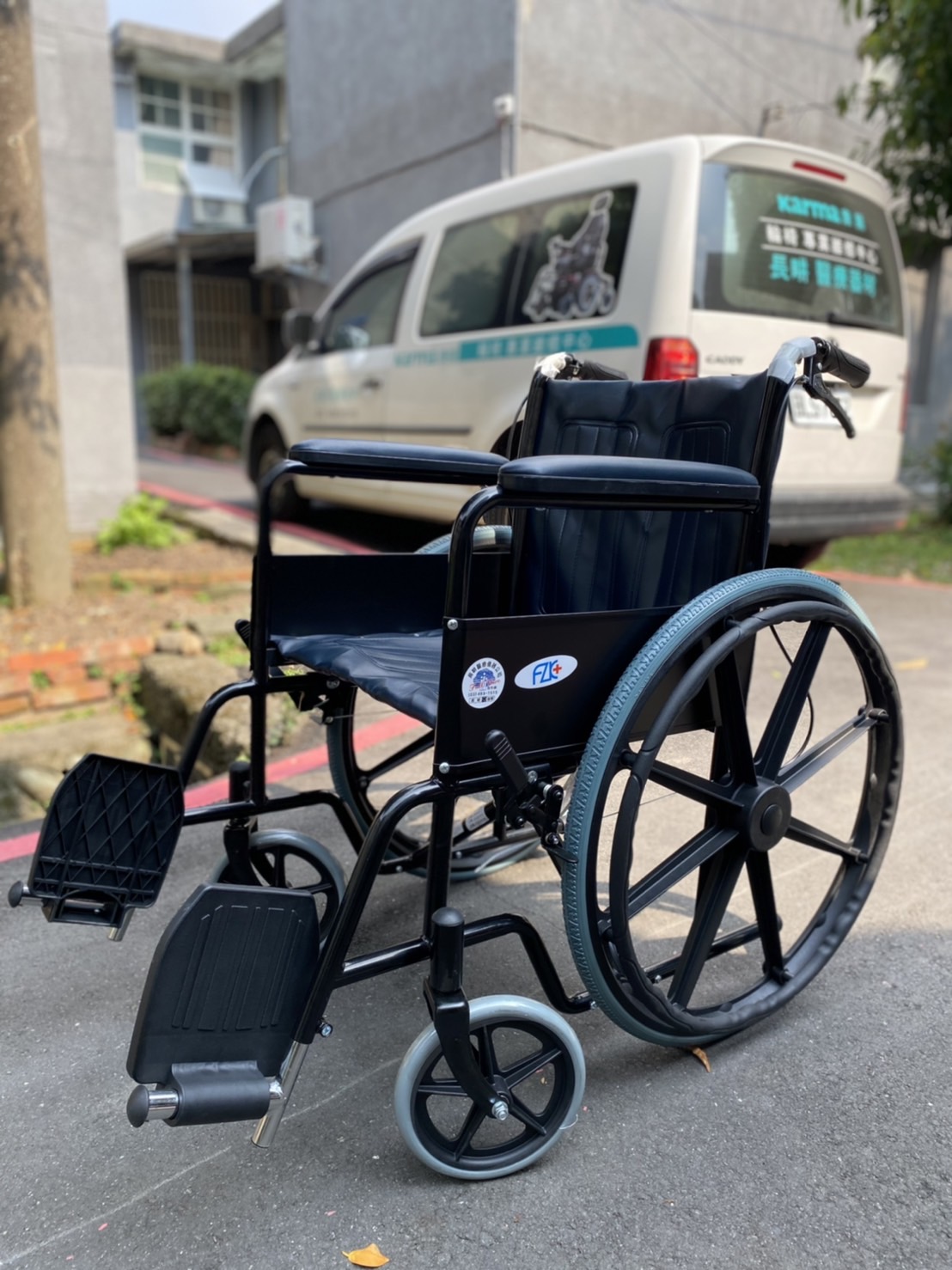 康泰保全股份有限公司-譚董事長捐贈100台輪椅致臺北榮民總醫院